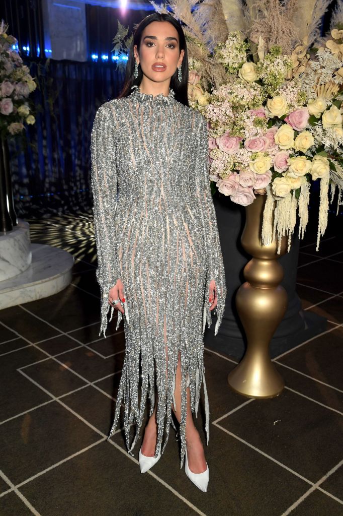 Во всем блеске: Дуа Липа в фантастическом серебряном платье Balenciaga на благотворительном вечере