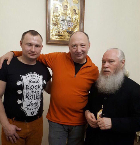 Юрий Гальцев с сыном Михаилом (слева) и курганским митрополитом Иосифом (справа)