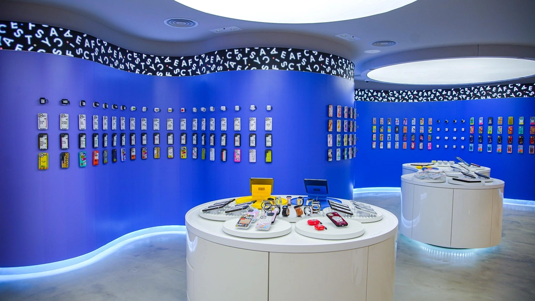 Магазин CASETiFY Studio в Гонконге по дизайну Гарри Нуриева | Источник: @casetify