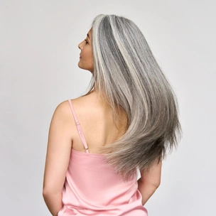 Это красиво: как правильно ухаживать за седыми волосами, чтобы они выглядели безупречно