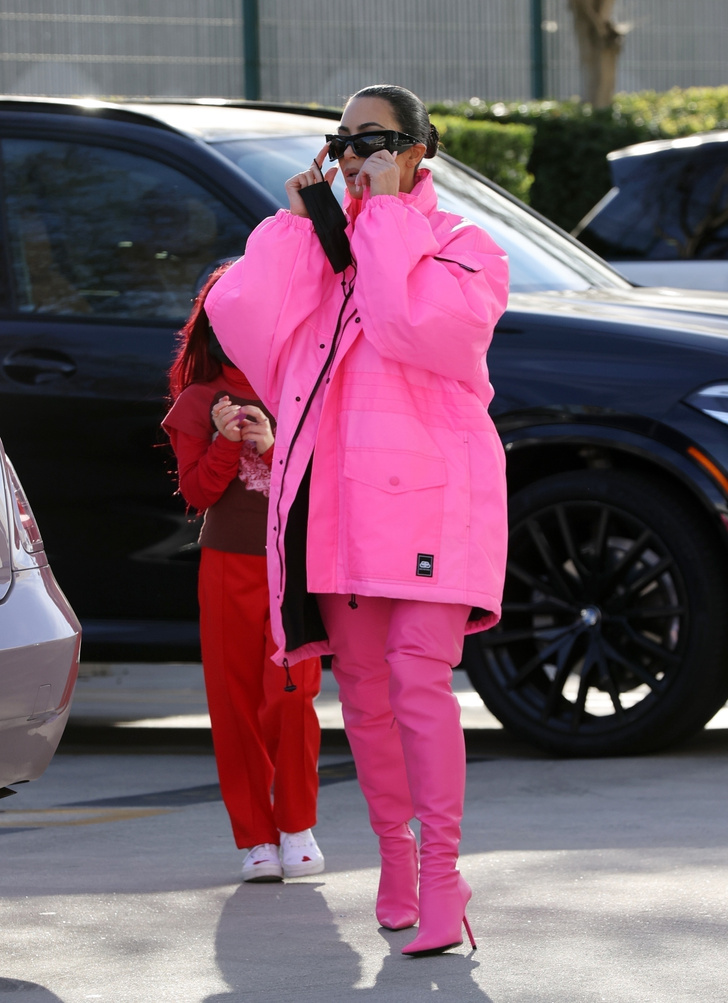 Видно издалека: Ким Кардашьян в ярко-розовом тотал-луке Balenciaga