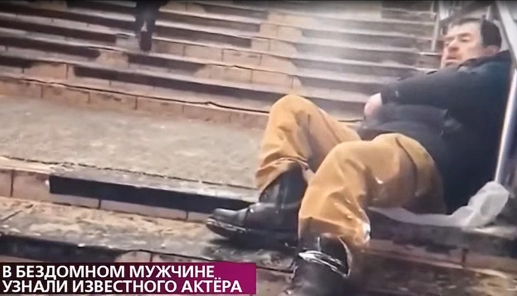 Актер вынужден был побираться у метро