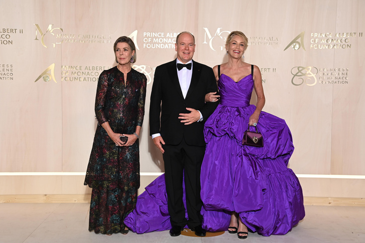 Настоящая королева: Шэрон Стоун в необычном платье-одеялке очаровала князя Монако
