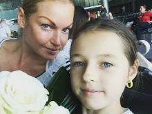 Дочь Анастасии Волочковой начала экспериментировать с макияжем