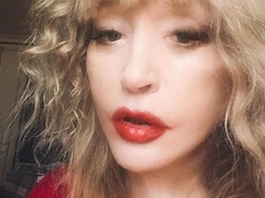 «Берегись! Опасна я»: Алла Пугачева продемонстрировала эффектное селфи с алыми губами