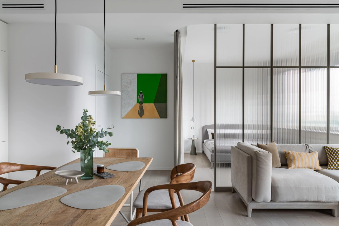 Гостиная-столовая. Диван, The Idea. Светильники, DK Home. Картину «Космонавт» написала сама дизайнер. | Источник: Женя Муравьева