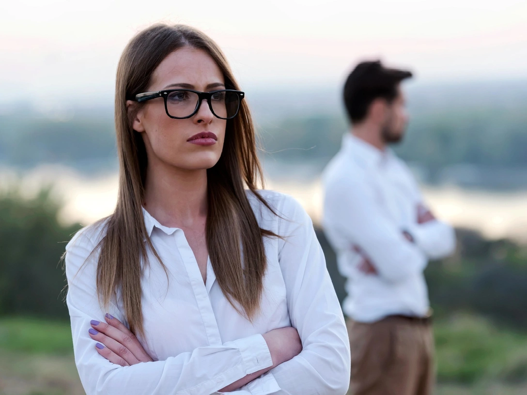 Плохая стратегия: 5 роковых ошибок, которые нельзя совершать, если мужчина от вас отдаляется | marieclaire.ru