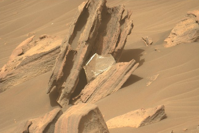 Марсоход сфотографировал мусор: как люди успели засорить Марс, не побывав там?