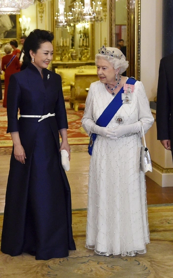 Пэн Лиюань сопровождают королеву Елизавету II на государственном банкете в Букингемском дворце, 20 октября 2015