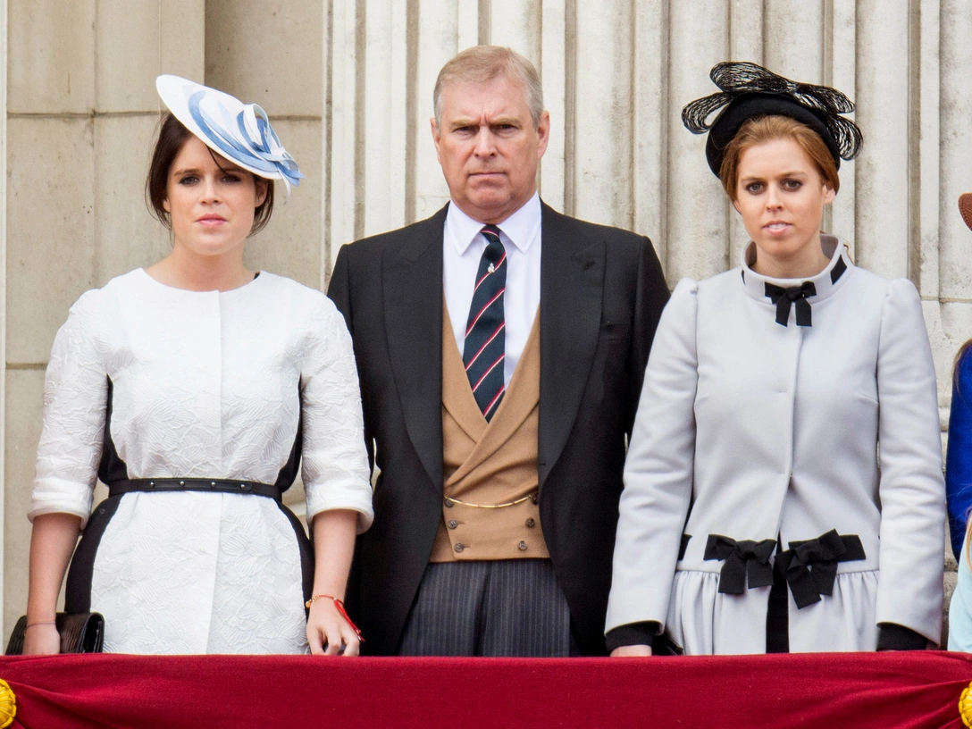 Принцесса Евгения, принц Эндрю и принцесса Беатрис на балконе Букингемского дворца, 15 июня 2013 | marieclaire.ru