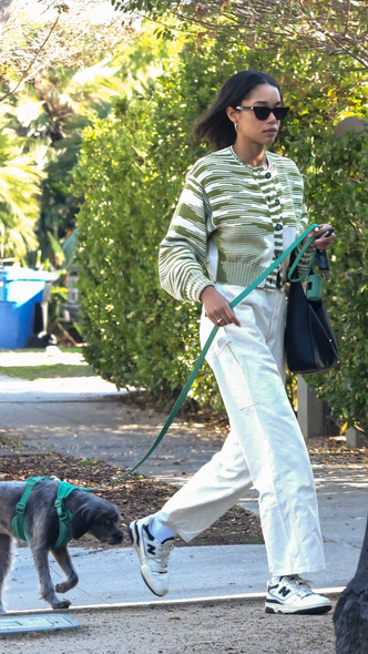 Никаких спортивных костюмов: на прогулку с псом надевайте лучшие вещи, как это делает Лора Хэрриер