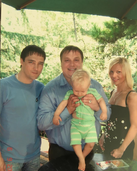 Андрей Разин с женой, сыном и Юрием Шатуновым