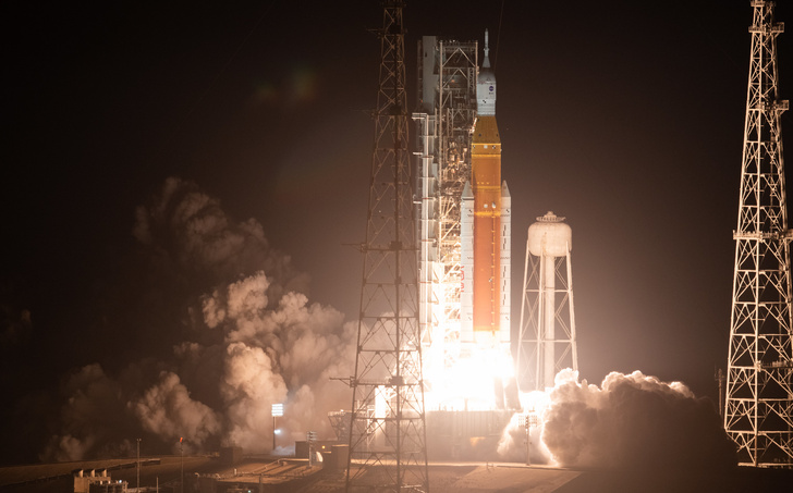 В добрый путь: сверхтяжелая ракета SLS отправила к Луне космический корабль «Орион»