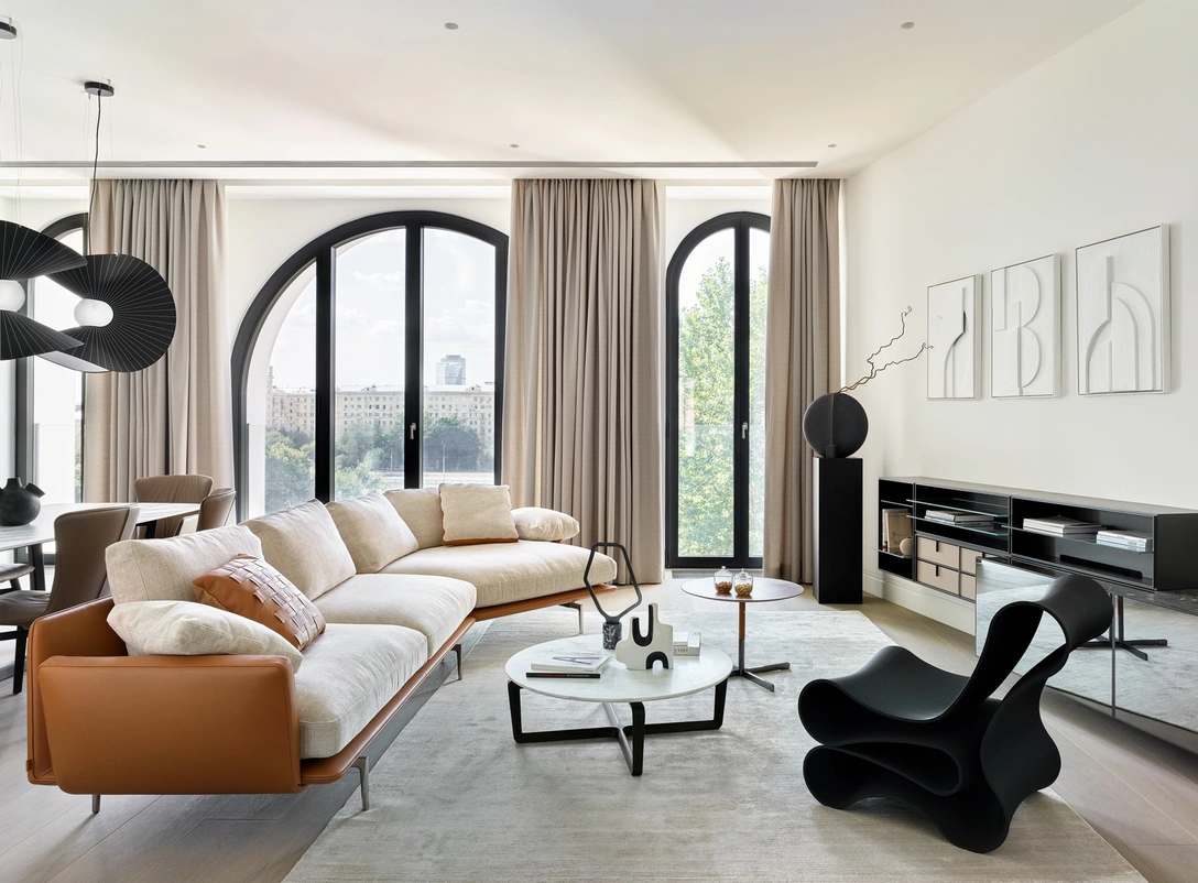 Гостиная. Диван Get Back, журнальные столики Fidelio 90 и Bob Bistrot, все — Poltrona Frau. Подвесная конструкция Quid, Poliform. Над ней — картины Марии Будущих, WTS Gallery. Кресло Reform Lounge Chair, Reform Design Lab. | Источник: Сергей Ананьев. Стиль: Милена Морозова