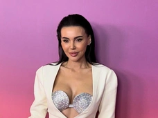 Самойлова заявила, что сепарируется от Джигана, Бузова обмоталась бархатом с розой: дорожка премии «Жара»