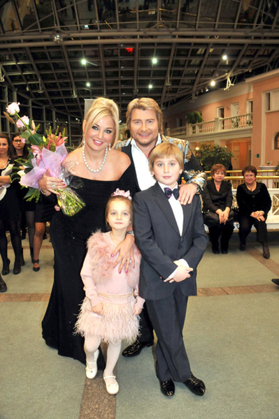 Николай Басков с Марией Максаковой и ее детьми