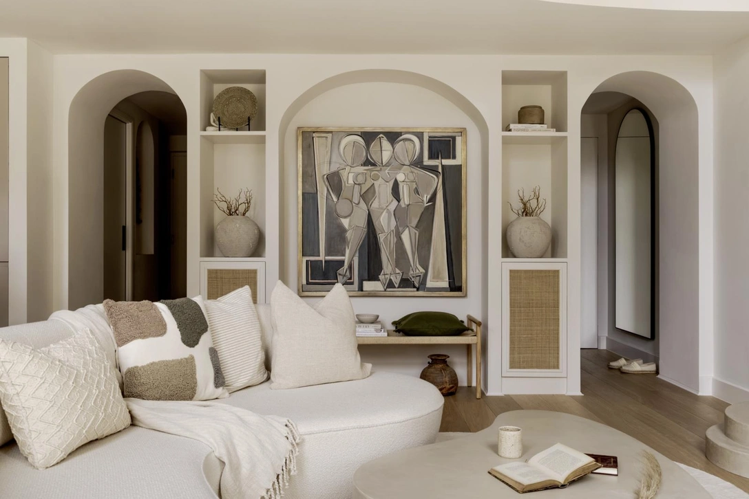 Гостиная. Картина «Три грации» Бьянки Смит. Винтажный диван обтянут тканью Frimas от Nobilis. Cтолик Shell из коллекции River flow от Olga Ashby. Аксессуары из коллекции владельцев. | Источник: ВИГО Джонсонс (Vigo Jansons)