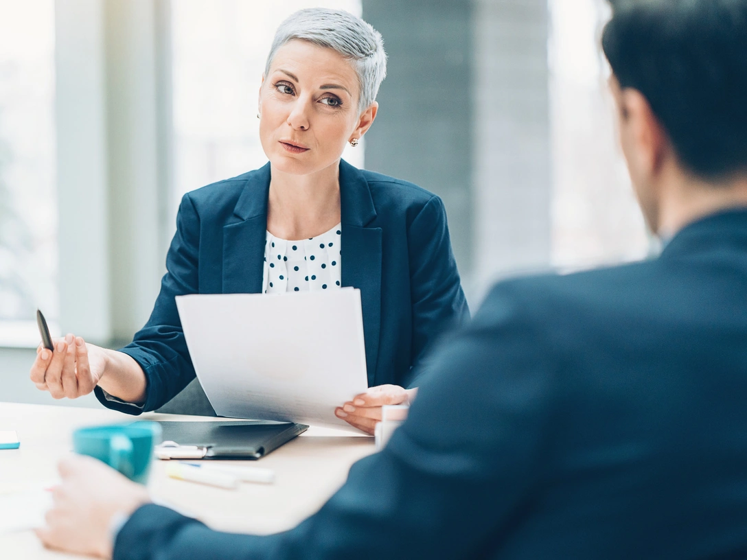 6 токсичных фраз, которые вы постоянно слышите на работе (и как на них правильно реагировать) | marieclaire.ru