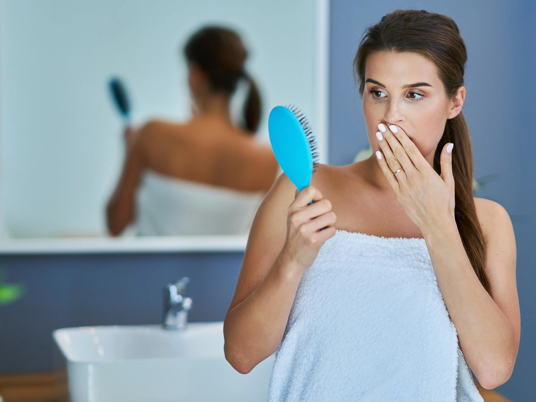 Неочевидная вредная привычка, которая портит внешний вид ваших волос | marieclaire.ru