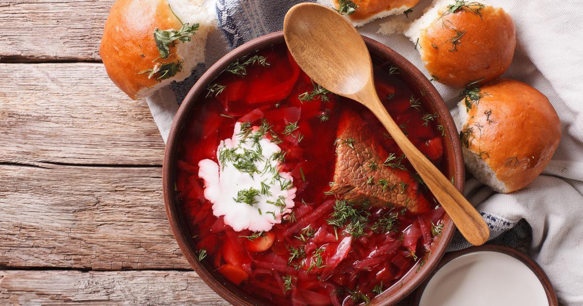 Borscht and cabbage soup contain proteins, aid in detoxifying the body, and are low-calorie dishes for weight loss.