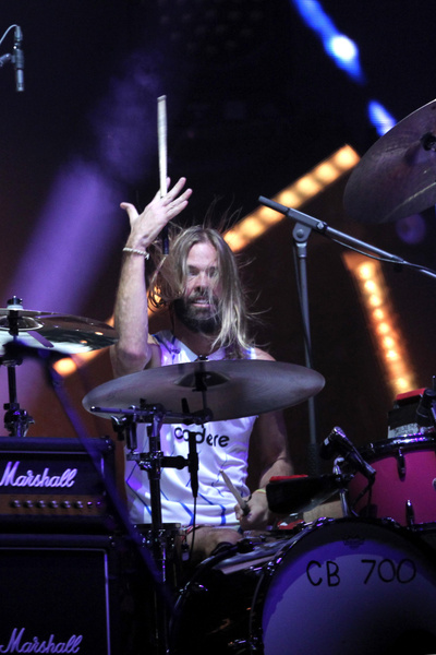Барабанщик Foo Fighters Тейлор Хокинс неожиданно умер в Колумбии перед концертом: смотрим фото легенды мирового рока