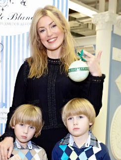 Мария Шукшина с сыновьями Фомой и Фокой