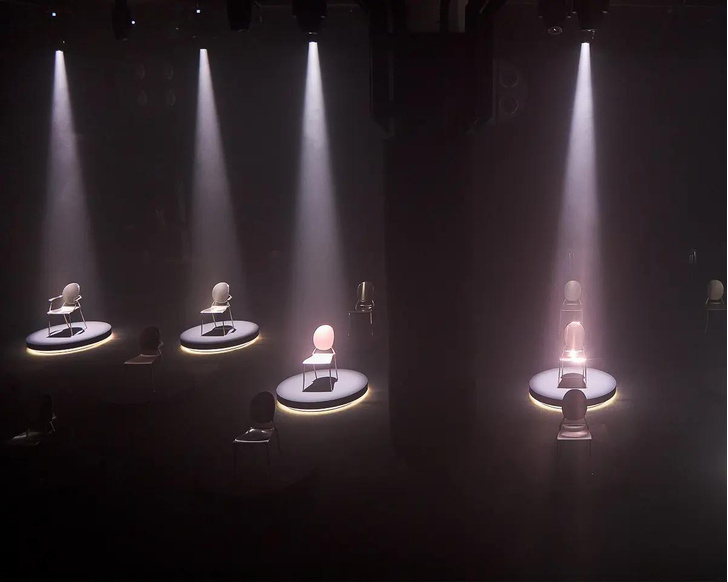 Филипп Старк переосмыслил культовый стул-медальон Dior
