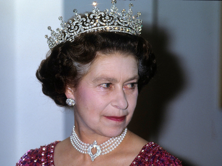 Только для избранных: самое красивое ожерелье королевы Елизаветы, которое она одалживала всего лишь двум принцессам
