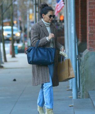Казаки + прямые джинсы + бежевое пальто: составляющие идеального весеннего образа от Кэти Холмс