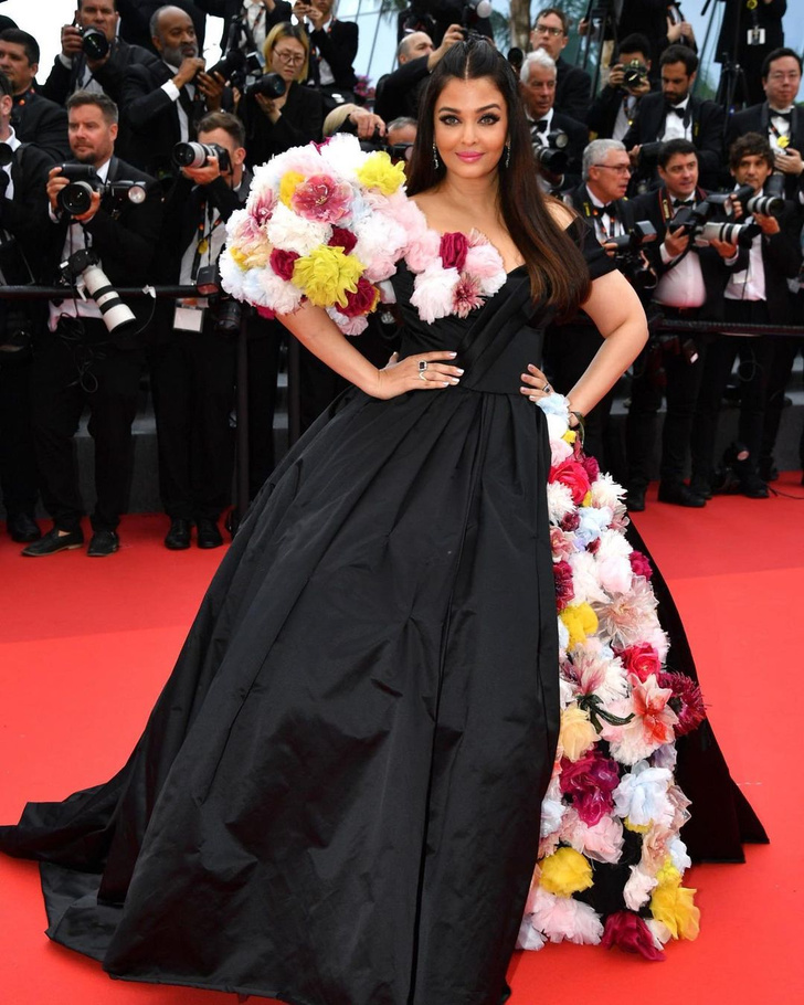 Индийская красавица Айшвария Рай в платье Dolce&Gabbana из сотни цветов на Каннском кинофестивале
