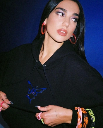 Дуа Липа в украшениях blobb