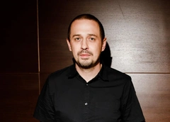 Женат 15 лет, но обнимал Аню Покров и секретничал с Водонаевой. Олег Верещагин и «Звезды в Африке»