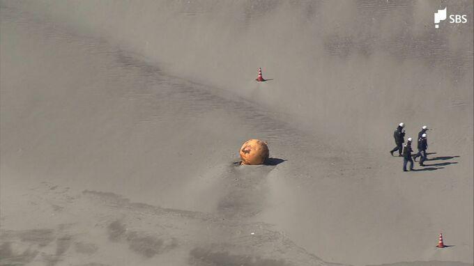 Пляж оцепили: в Японии на берег выбросило ржавый металлический шар диаметром 1,5 метра
