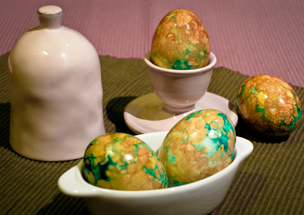 Фото №1 - Поделки к Пасхе своими руками: пошаговая инструкция приготовления «мраморных» яиц
