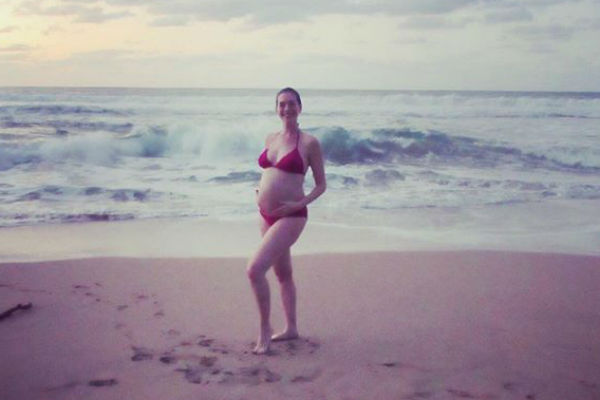 Энн Хэтэуэй во время беременности