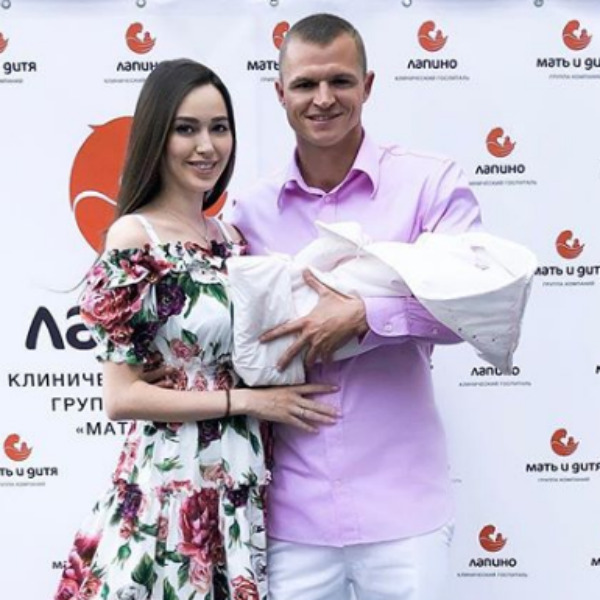 Дмитрий Тарасов с Анастасией Костенко и новорожденной дочерью