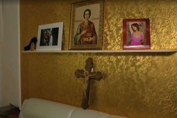 В программе показали комнату Жанны Фриске в доме ее родителей