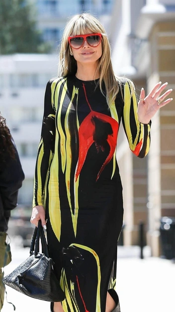 Не надо стесняться: Хайди Клум в сексуальном платье, которое подчеркнуло ее идеальные ноги | marieclaire.ru