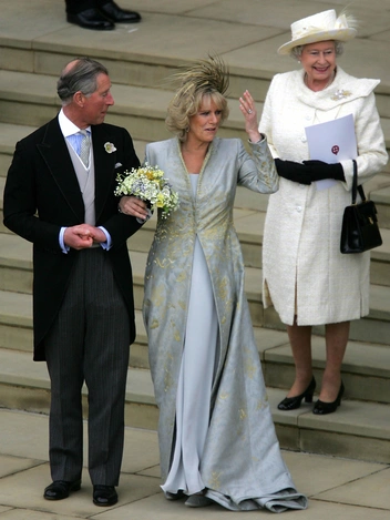 Принц Уэльский и его жена, герцогиня Корнуольская, а также Елизавета II покидают службу после свадьбы в Виндзорской ратуше