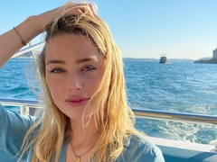 Улыбается и ходит на общественный пляж: Эмбер Херд не знает, чем платить Деппу, но отдыхает в Испании