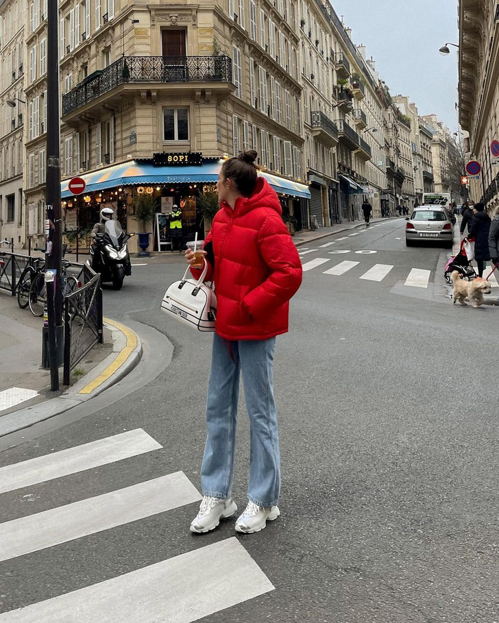 Жюли Феррери показывает самую модную сумку-боулинг Dior, которая уже есть у всех стильных француженок