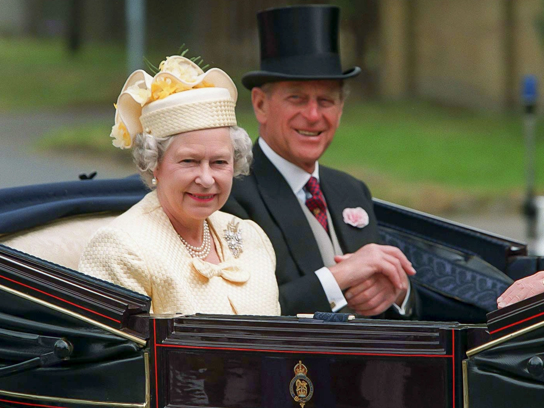 Елизавета II и принц Филипп на скачках в Аскоте, 19 июня 1996 | marieclaire.ru
