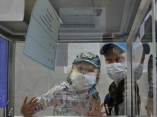 180 мобильных и 73 зонта: что россияне оставили на избирательных участках