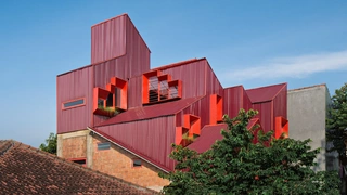 Яркий пансион на острове Ява по проекту Ismail Solehudin Architecture