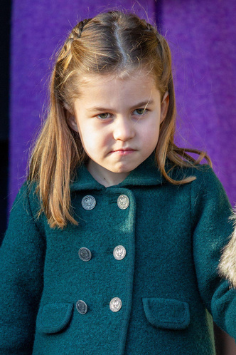 Фото принцессы Шарлотты Кембриджской: гримасы, как одевается, неудачные кадры