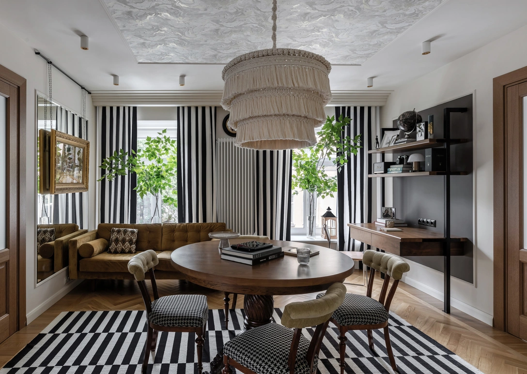 Гостиная. Диван Ethnicraft, салон «Предметы». Потолочный светильник работы Светланы Иоффе. Шторы, «Мадам Оформитель. Текстиль». | Источник: Анна Чернышева и Екатерина Титенко