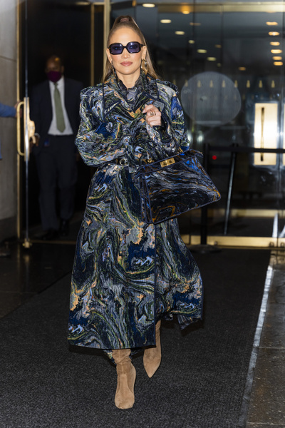 Как картина Ван Гога: Дженнифер Лопес удивила выбором пальто и сумки