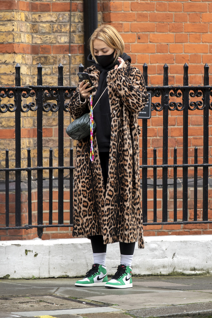 Леопардовое пальто + худи: Рита Ора в Лондоне