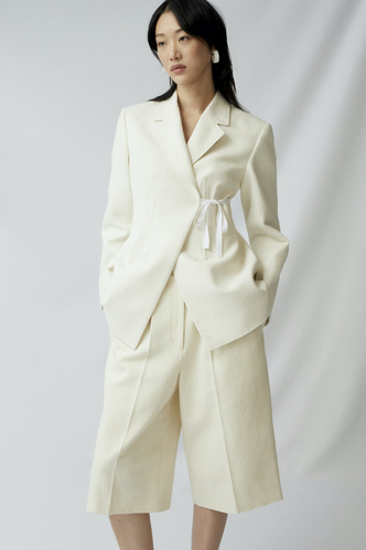 Одежда вне времени: коллекция COS SS21