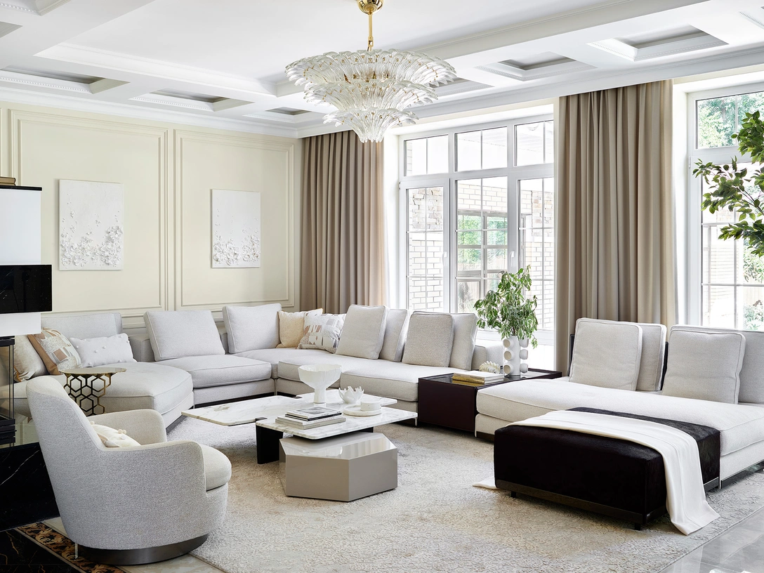 Гостиная. Диван, кресло и журнальные столики, все — Minotti. Ковер, Dovlet House. Люстра, Barovier&Toso. Картины Татьяны Кириковой, галерея Milliart. Декоративные подушки, Enere.it. Декор, Moon Stores и Alster Home. | Источник: Сергей Ананьев стиль: Наталия Мольбо